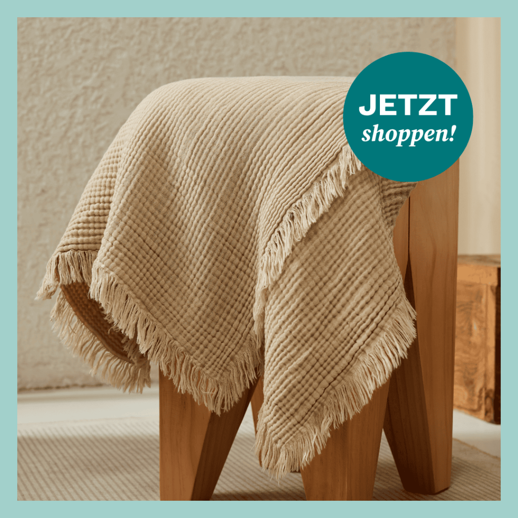 Plaid Decke über Hocker.