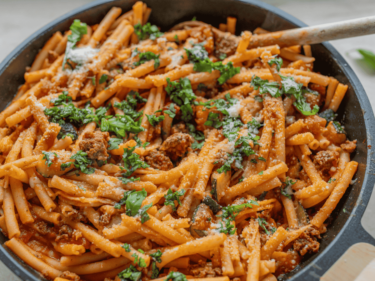 Cowboy-Nudelpfanne: Schnelles Familien-Essen, das in 30 Minuten auf dem Tisch steht