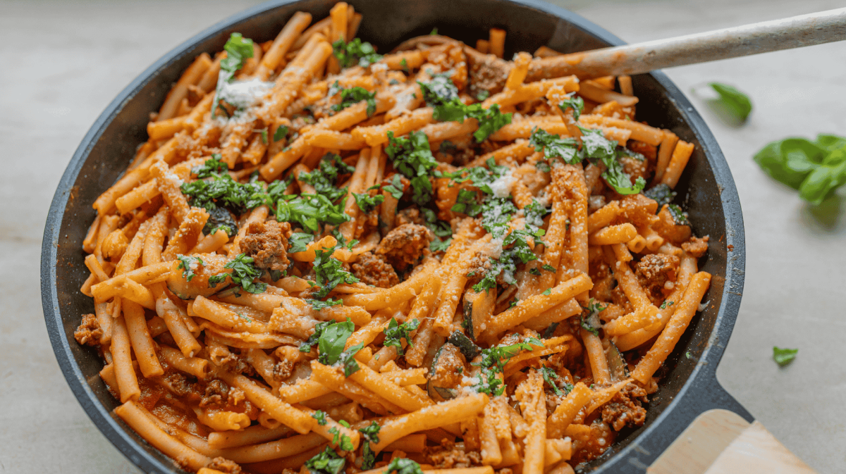 Hackfleisch-Nudelpfanne in schwarzer Gusseiesenpfanne.