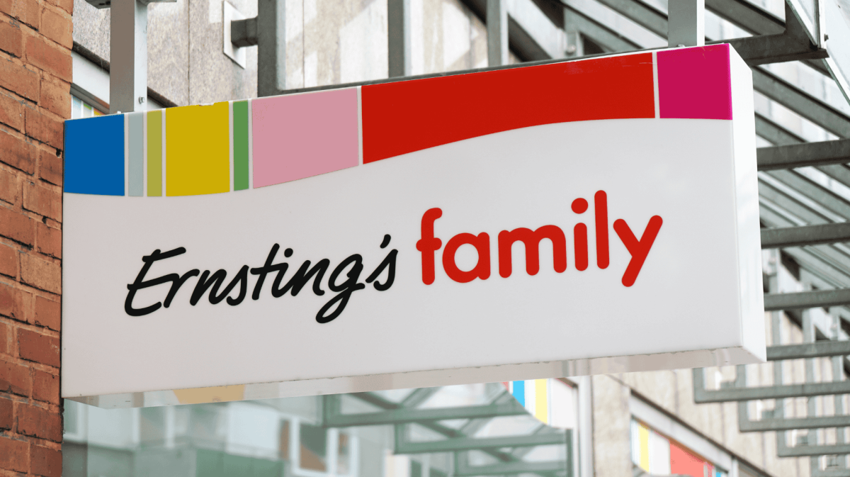 Ladenschild von Ernsting's family.