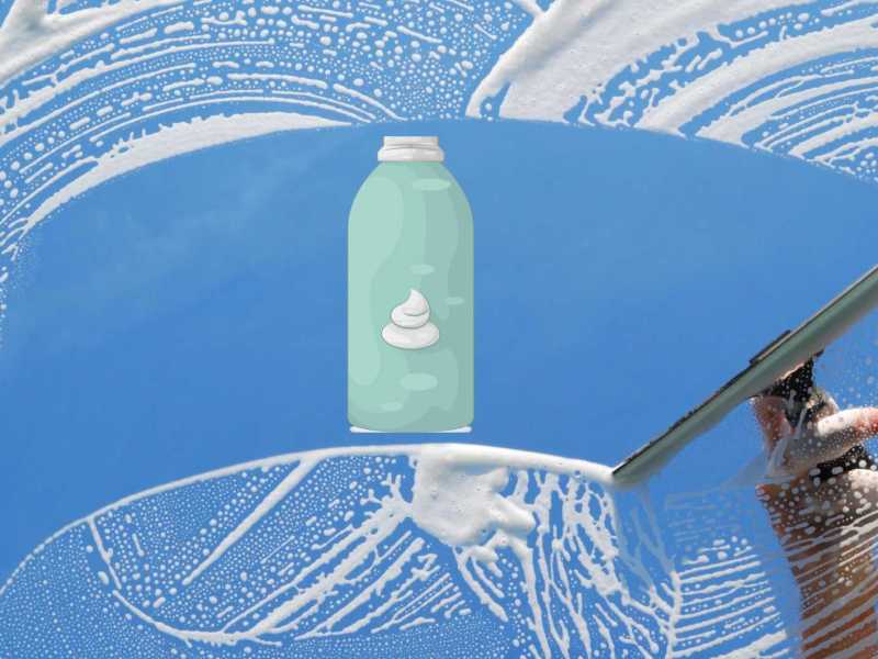 Fenster wird bei blauem Himmel geputzt