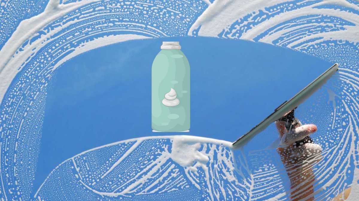 Fenster wird bei blauem Himmel geputzt