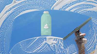 Rasierschaum als geniales Putzmittel Fenster wird bei blauem Himmel geputzt