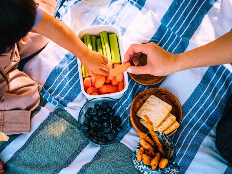 Kind isst gesunde Snacks für Kinder.