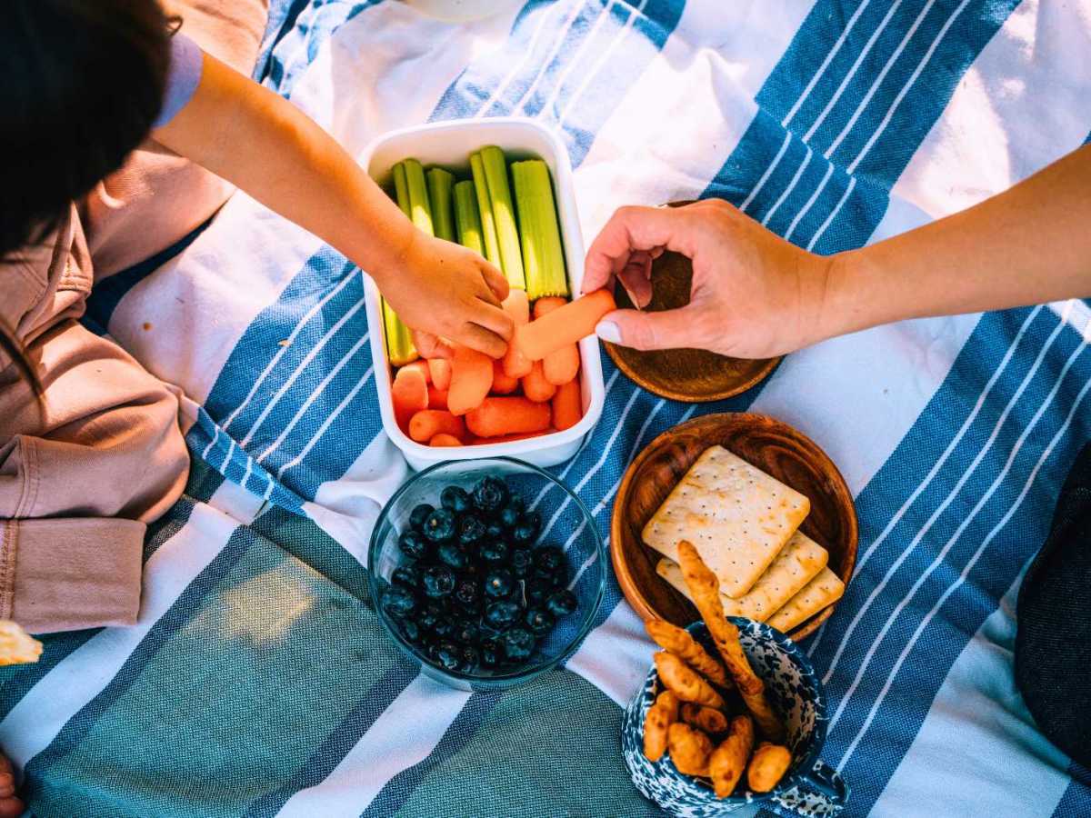 Kind isst gesunde Snacks für Kinder.