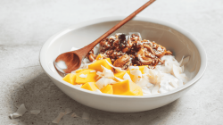 Porridge mit Kokosflocken und Mango.