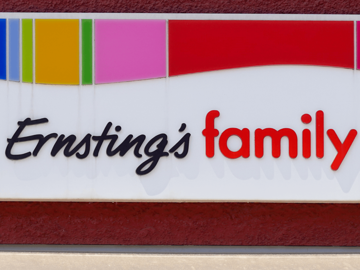 Nahaufnahme eines Ernsting's family Logos.