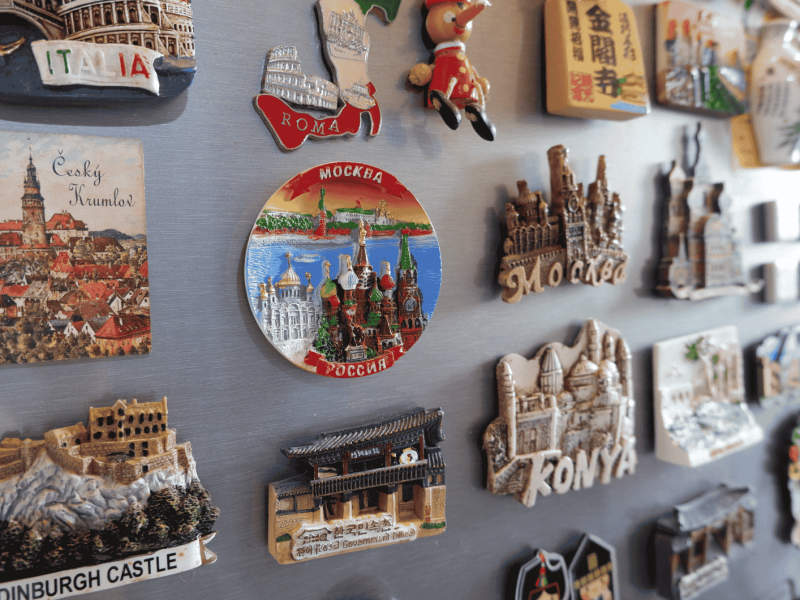 Viele Magneten an einem Kühlschrank.