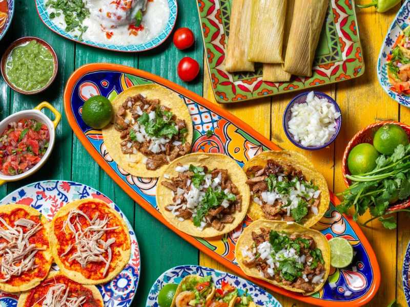 Mexikanische Rezepte auf einem Tisch.