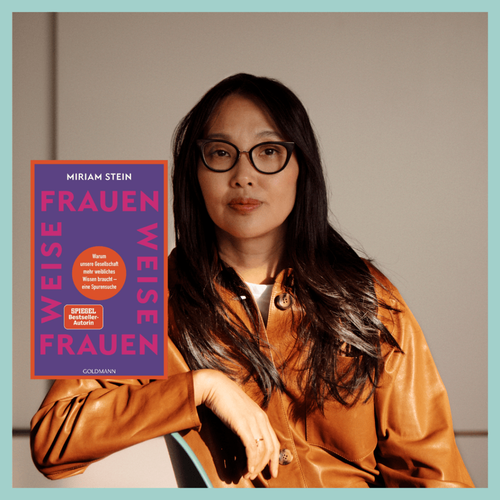 Ein Porträt der Autorin Miriam Stein mit ihrem neuen Buch "Weise Frauen".