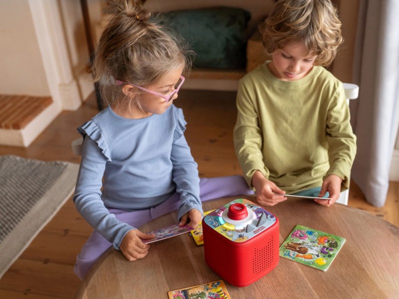 Kinder spielen mit neuer Toniebox 2