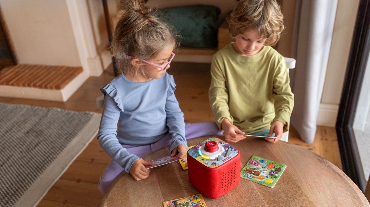 Kinder spielen mit neuer Toniebox 2