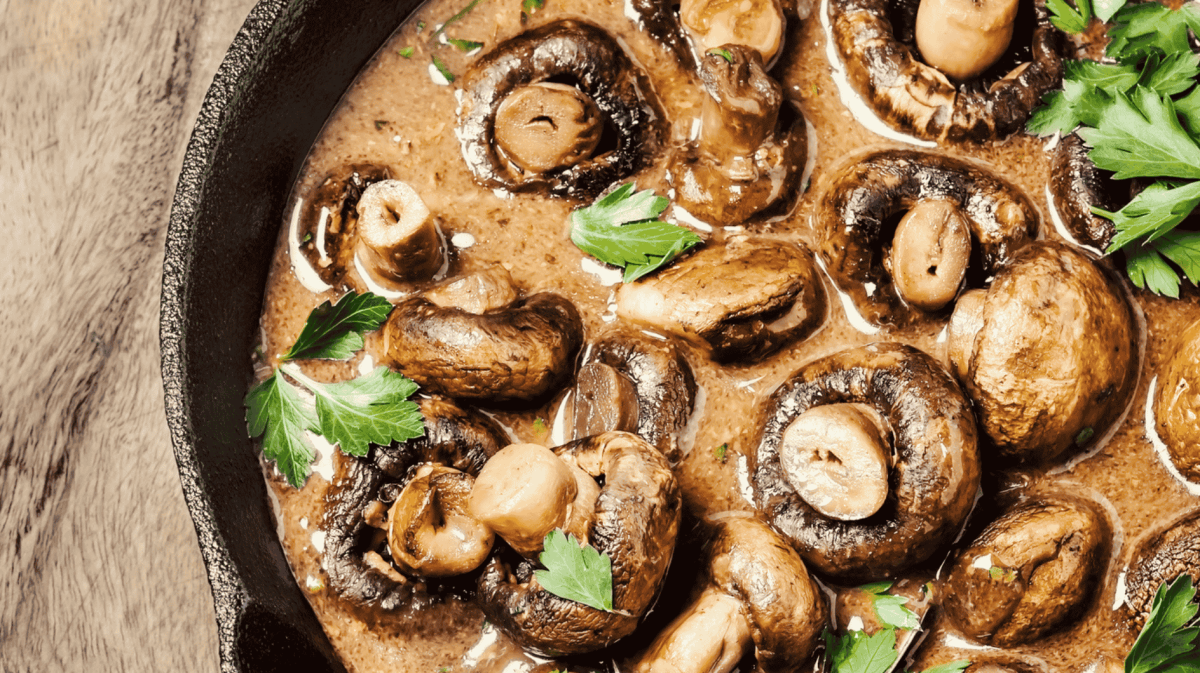 Pilzpgulasch in Gusseisenpfanne.