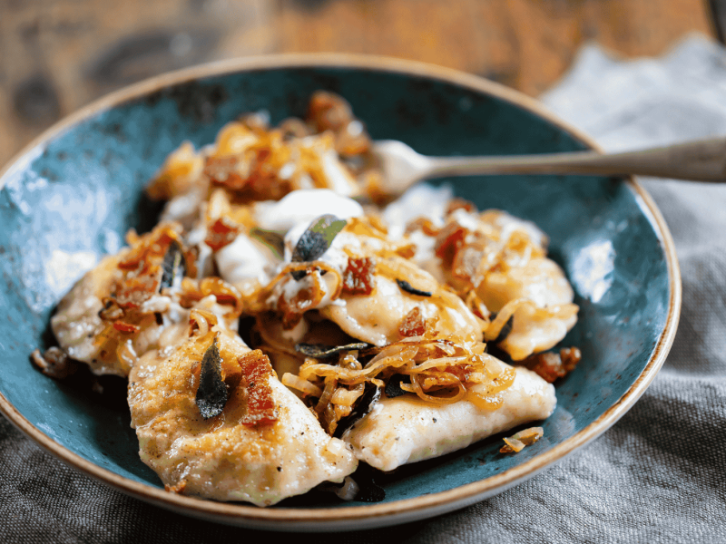 Polnische Pierogi auf einem blauen Teller.