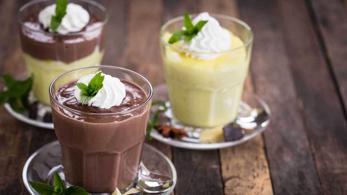 Zwei cremige Puddings, Vanille und Schokolade, als Beispiel für schnelle Nachtisch Rezepte.