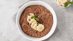 Porridge mit Schoko und Banane.