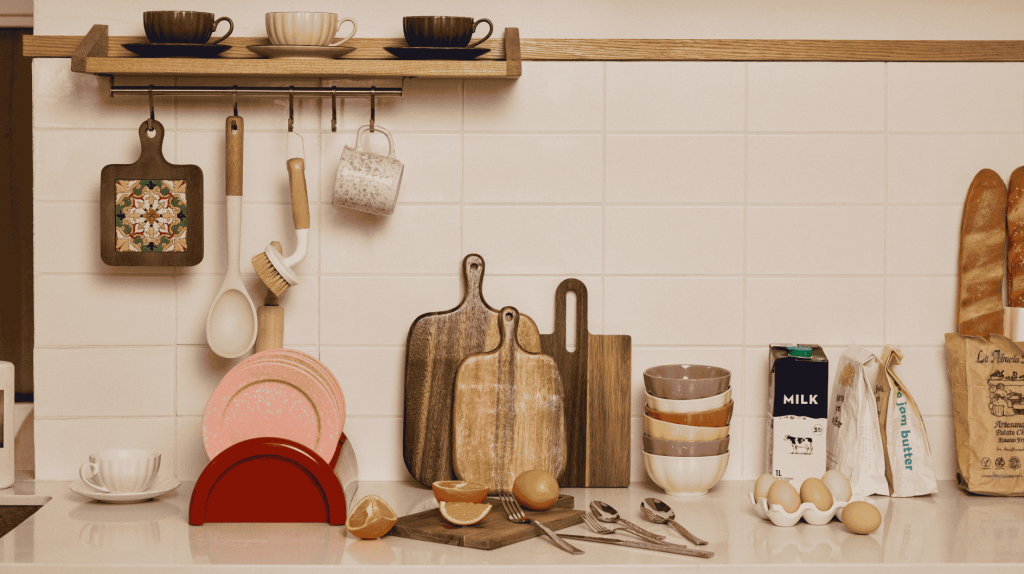 Dekorierte Küchenzeile mit vielen Tassen und Holzbrettchen.