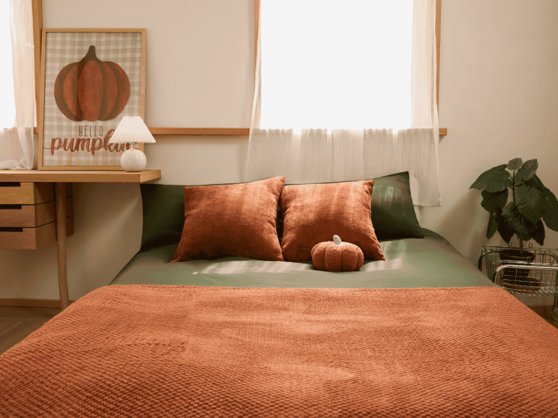 Gemütliches Schlafzimmer mit Herbstdeko.