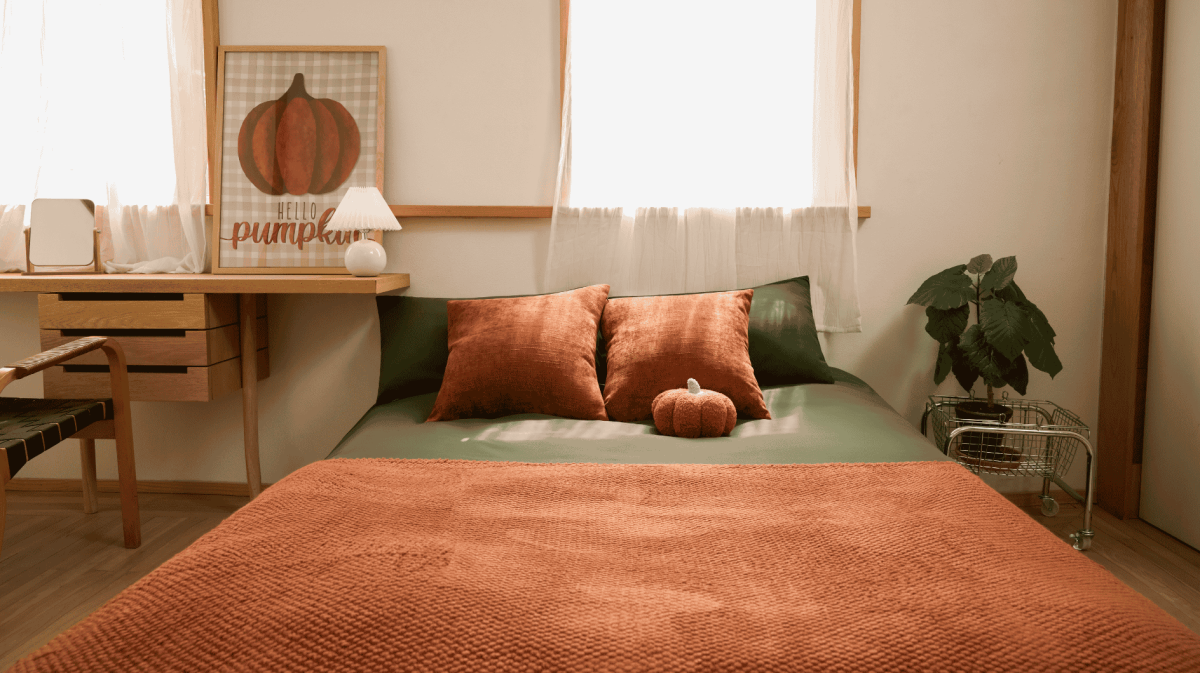 Gemütliches Schlafzimmer mit Herbstdeko.