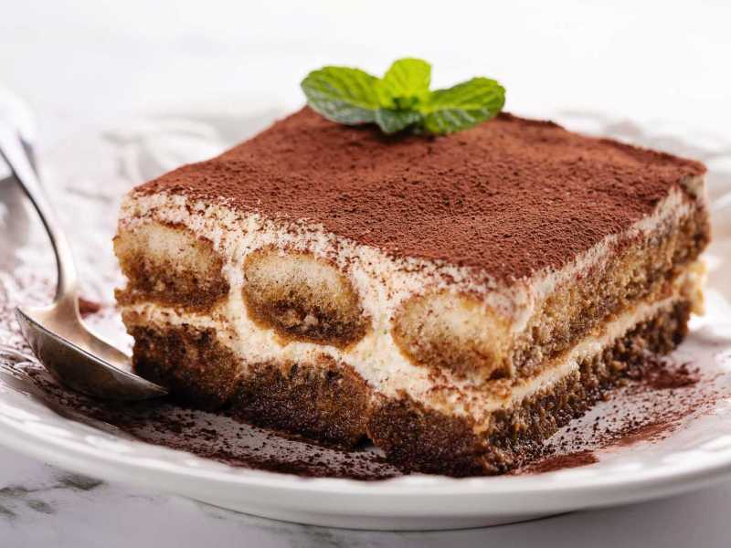 Tiramisu auf weißem Teller