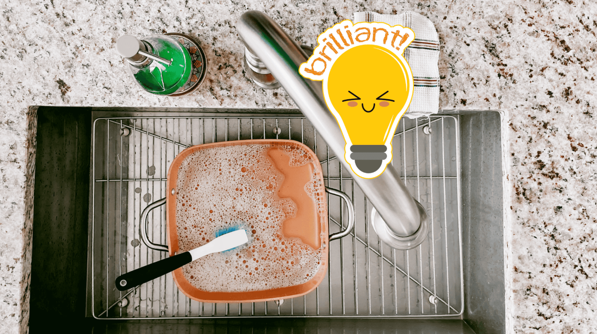 Topf steht in einer Spüle, ist mit Wasser gefüllt und weicht ein.