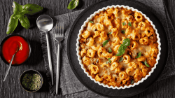 Tortelliniauflauf mit Basilikum und Tomatensoße.