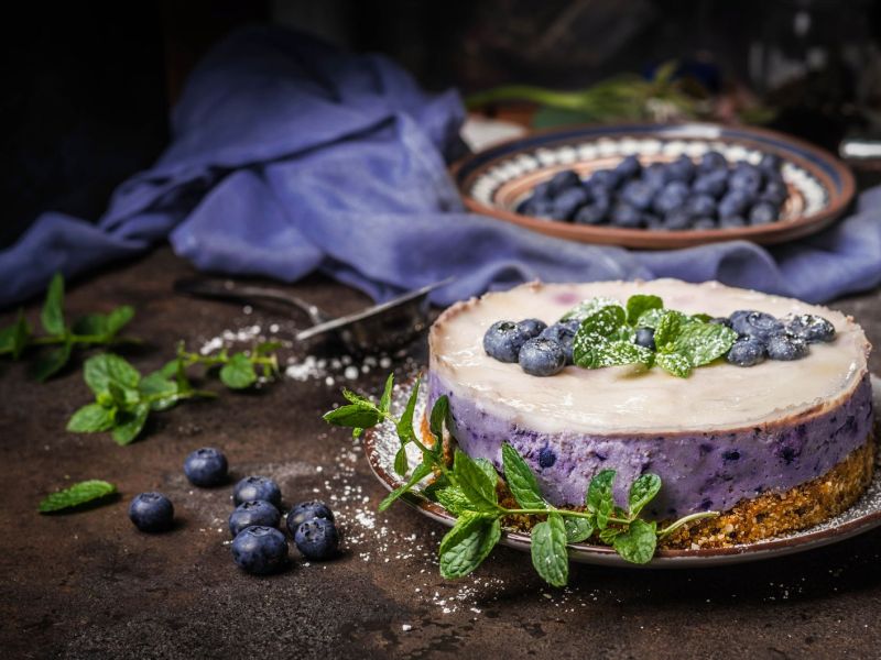 Veganer Blaubeerkuchen auf einem Tisch