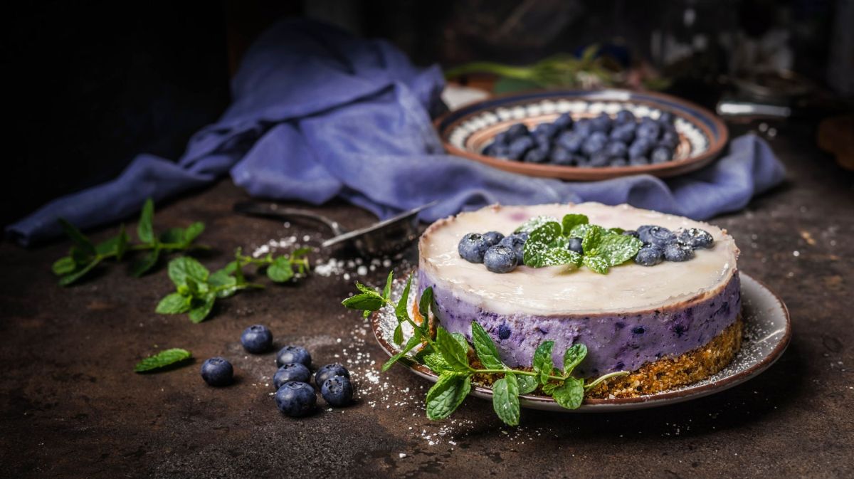 Veganer Blaubeerkuchen auf einem Tisch