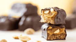 Selbstgemachte, gesunde und vegane Schokoriegel.