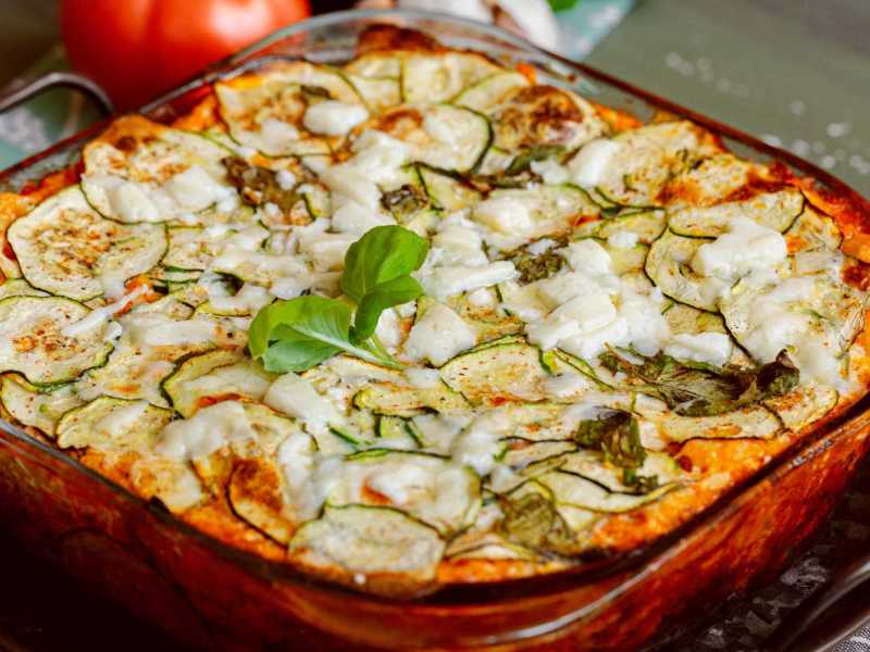 Frisch gebackener Zucchini Auflauf als leckeres Beispiel für vegetarische Hauptgerichte