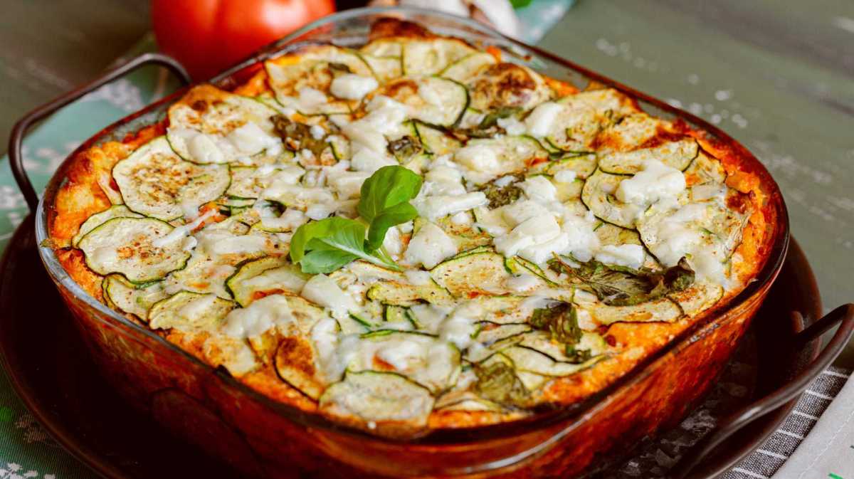 Frisch gebackener Zucchini Auflauf als leckeres Beispiel für vegetarische Hauptgerichte
