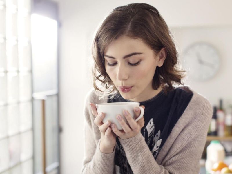 Frau trinkt Tee