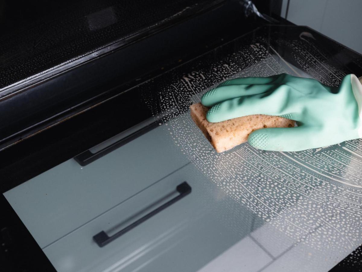 Backofen reinigen: Diese Hausmittel entfernen Eingebranntes ohne Chemie