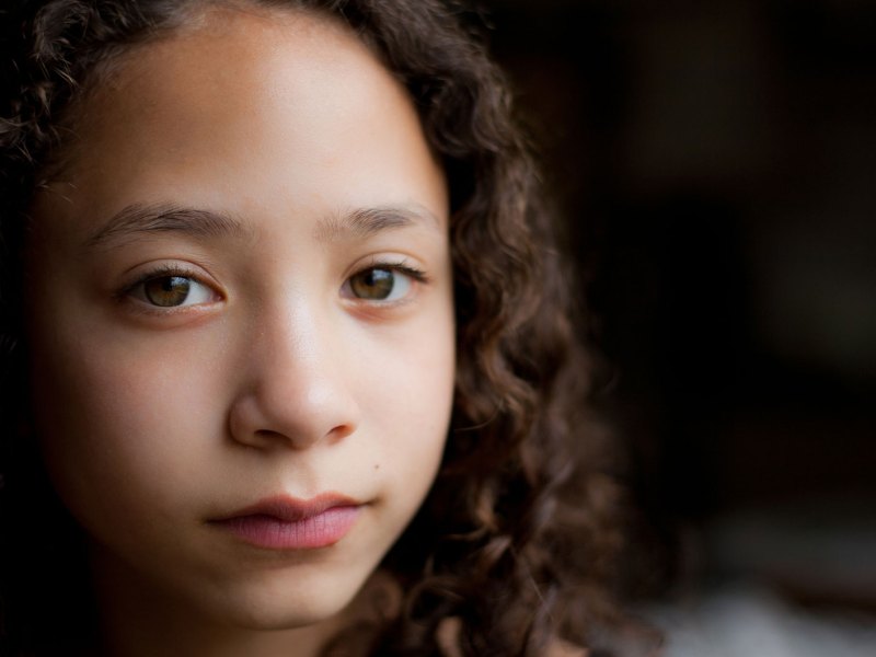 Porträt eines Mädchens, ca. 10 Jahre alt, das ernst schaut.