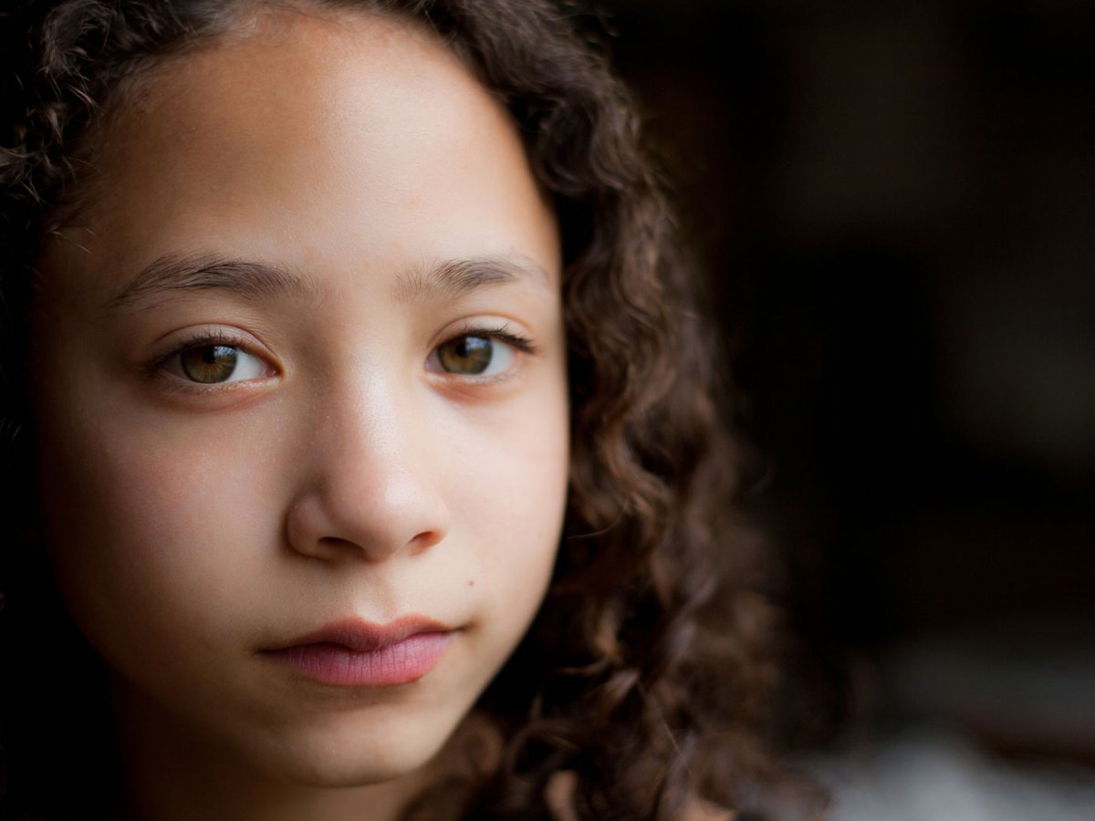 Portr&auml;t eines M&auml;dchens, ca. 10 Jahre alt, das ernst schaut.