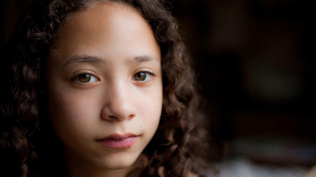 Porträt eines Mädchens, ca. 10 Jahre alt, das ernst schaut.