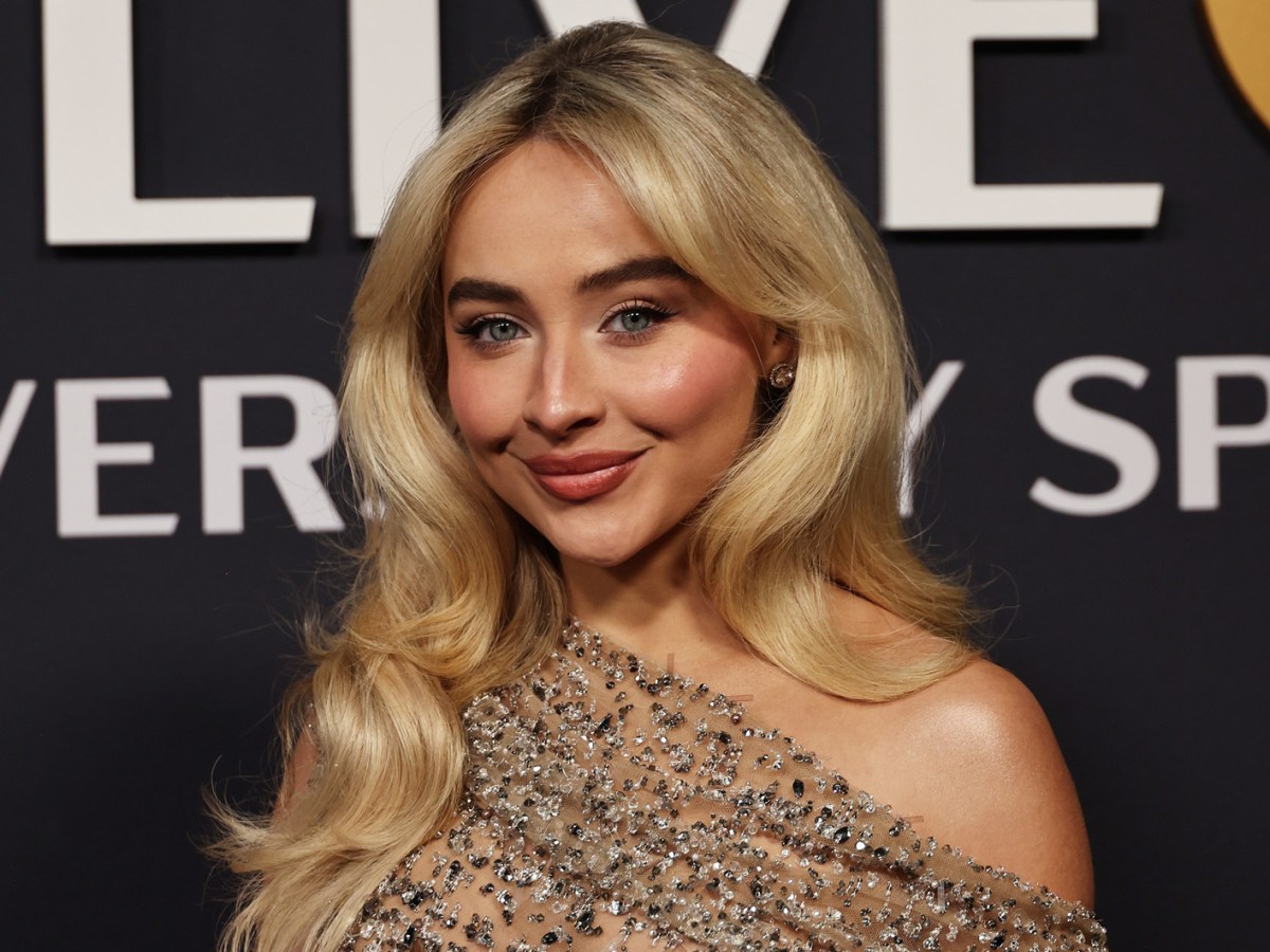 Sabrina Carpenter mit voluminöser Wallemähne.