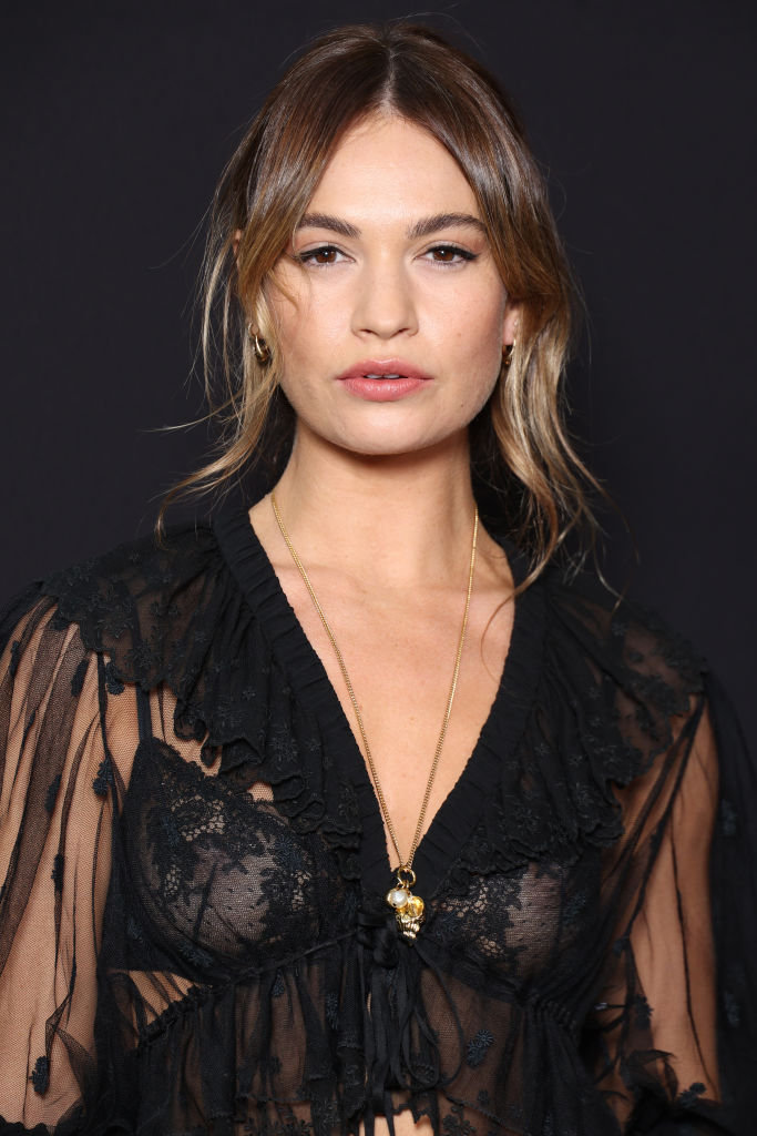 Lily James bei der Chlo&eacute; Fashion Show mit Curtain Bangs Pony-Frisur.