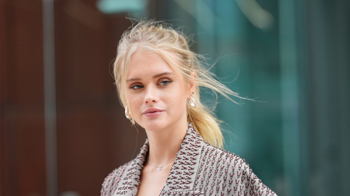 Frau mit einem Pferdeschwanz im Undone-Look.