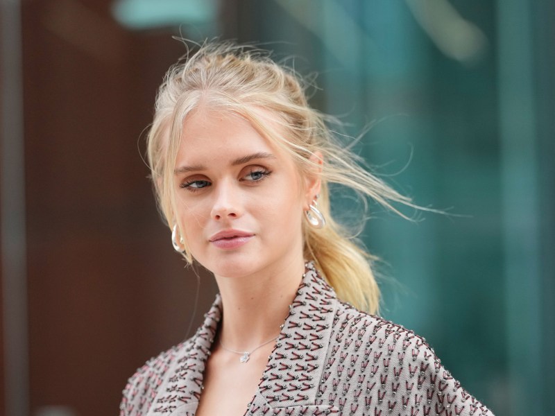 Frau mit einem Pferdeschwanz im Undone-Look.