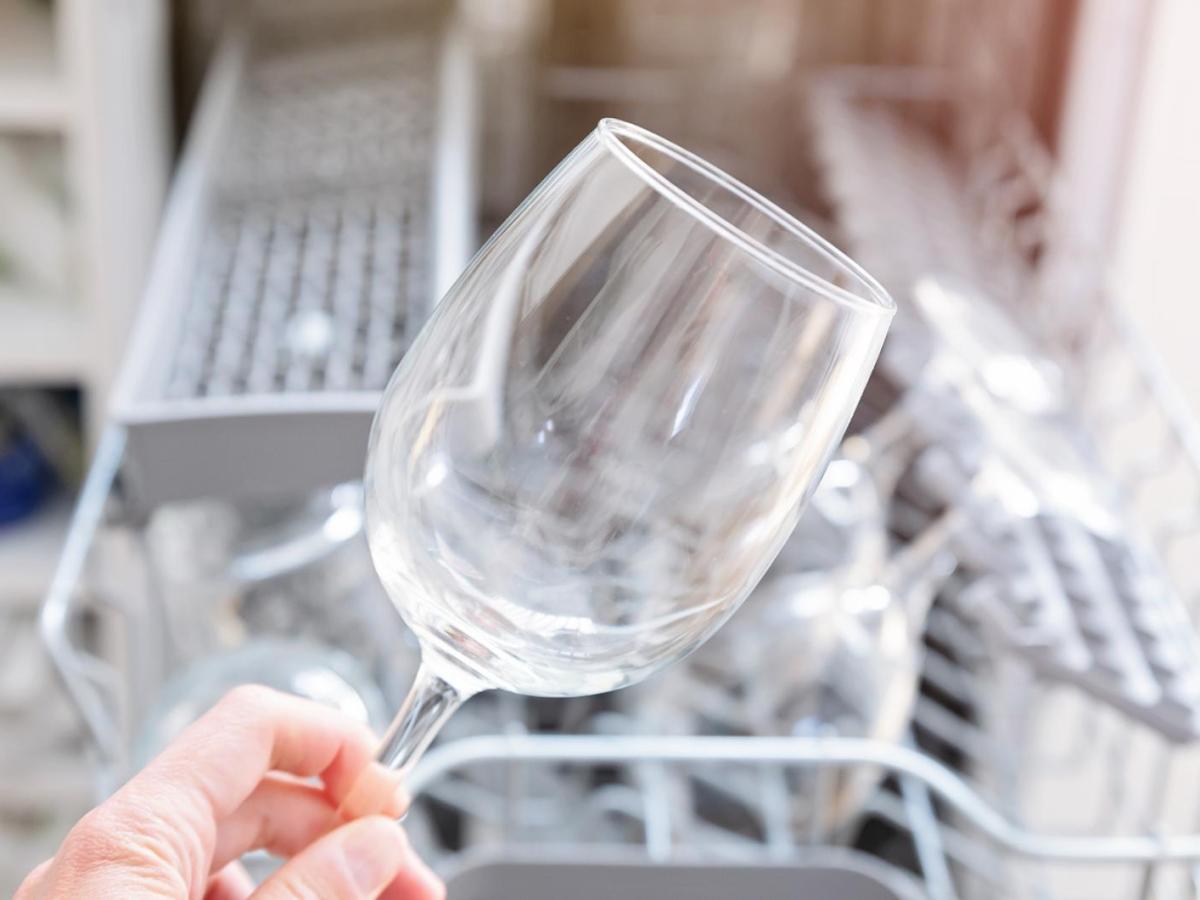 Sp&uuml;lmaschine: Das hilft wirklich gegen Kalkflecken