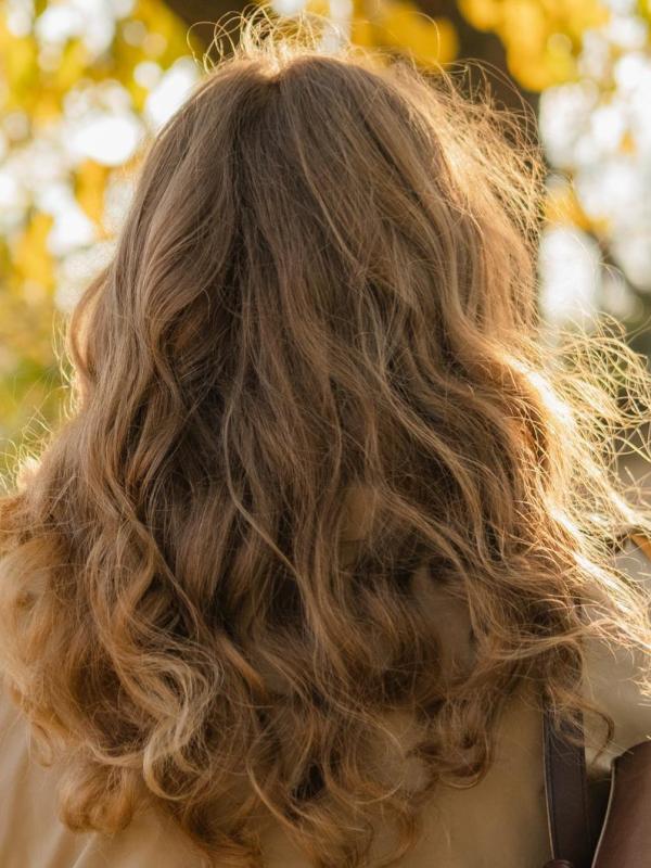 Frizz im Herbst: Dieses Gadget bändigt deine Haare auch bei nassem Wetter
