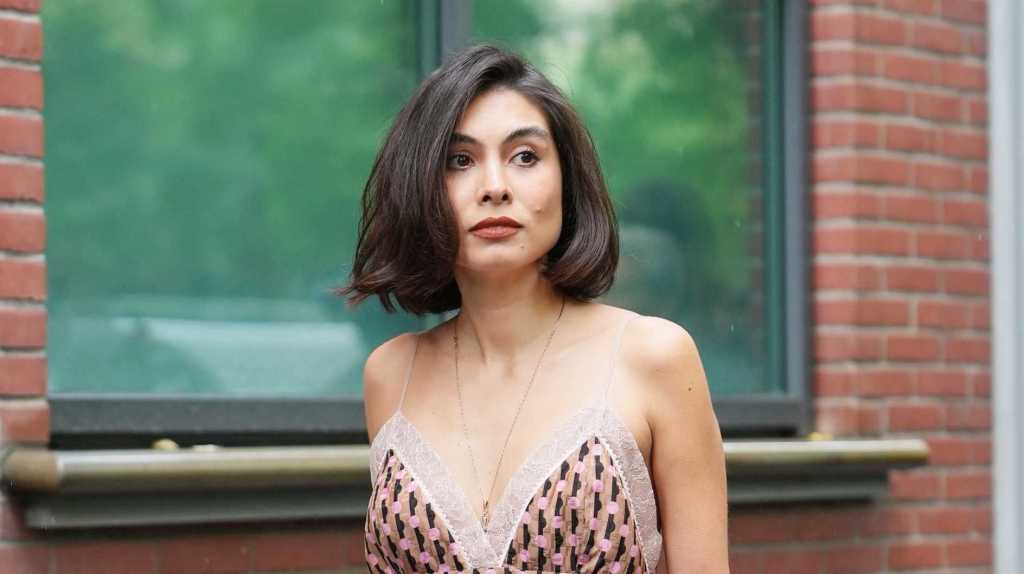 Mittellange Bob-Frisur bei dunklen Haaren