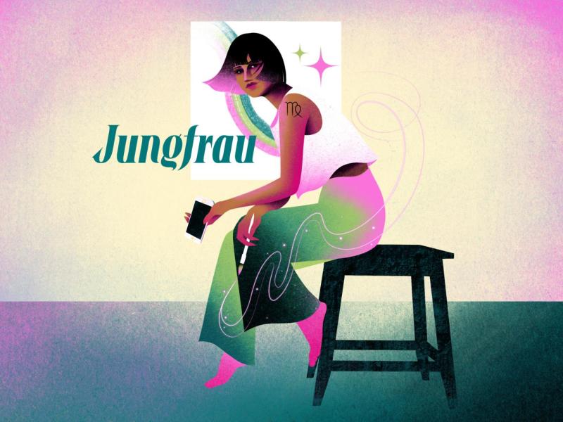 Stylisierte Jungfrau mit elegantem Blick, weitem Rock und astrologischem Tattoo sitzt barfu&szlig; vor sanftem, magischem Licht.