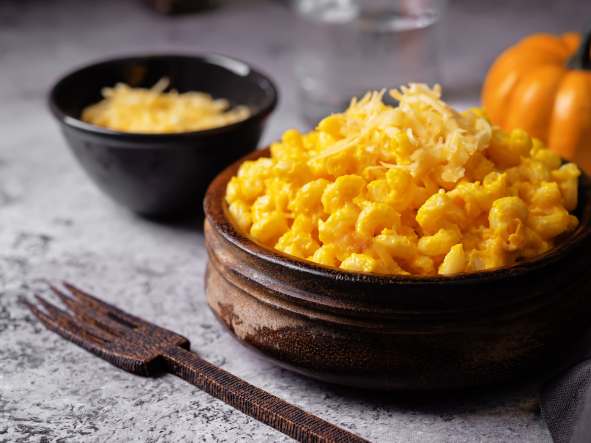 Eine Auflaufform mit Mac und Cheese seht auf einem Tisch.