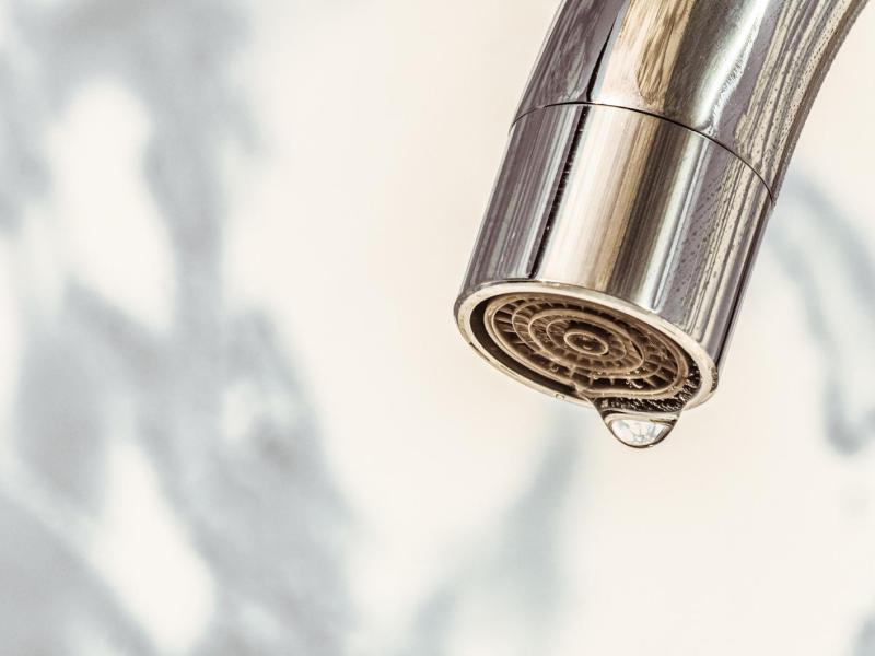 Perlator an einem Wasserhahn tropft.