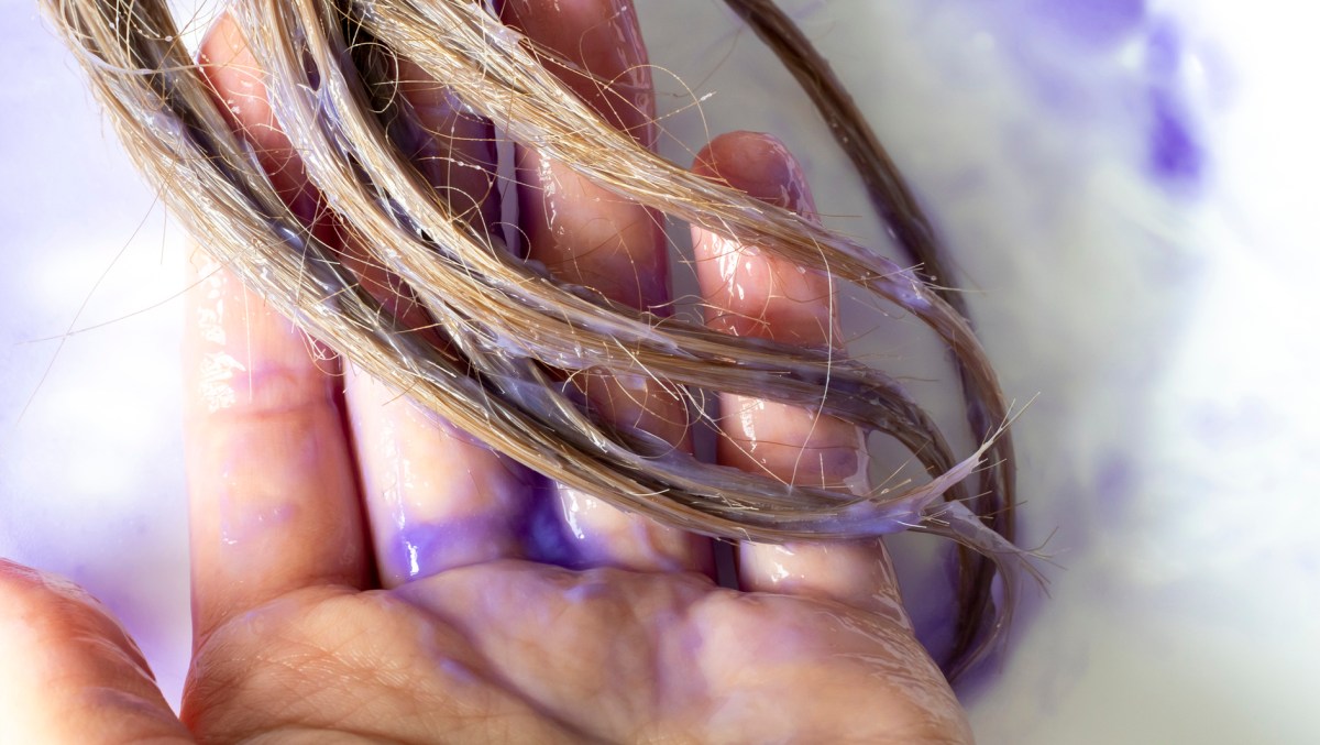 Haare werden mit Silbershampoo gewaschen.