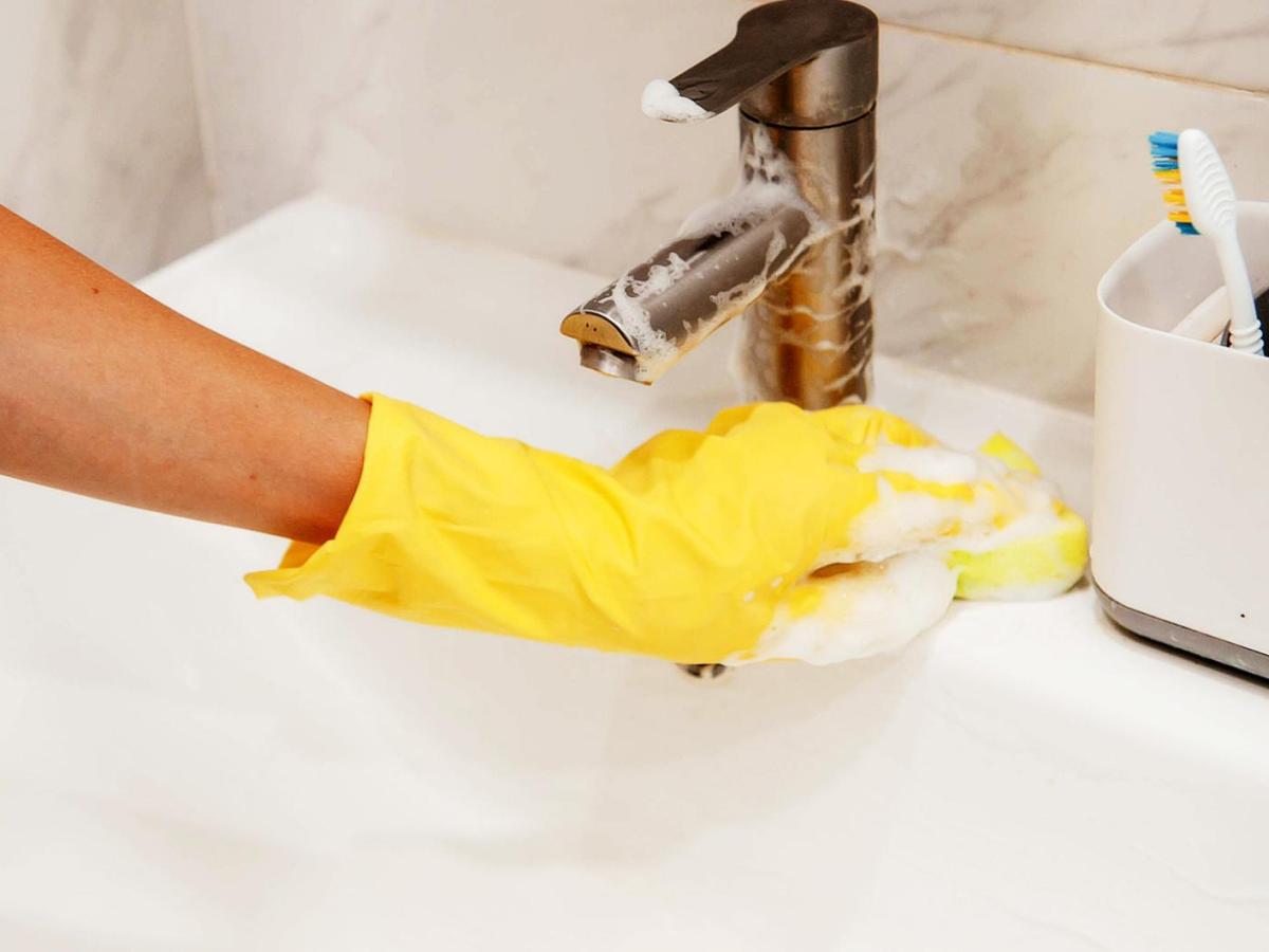 Waschbecken aus Keramik reinigen: Mit diesen Hausmitteln geht’s schnell, auch ohne Chemie