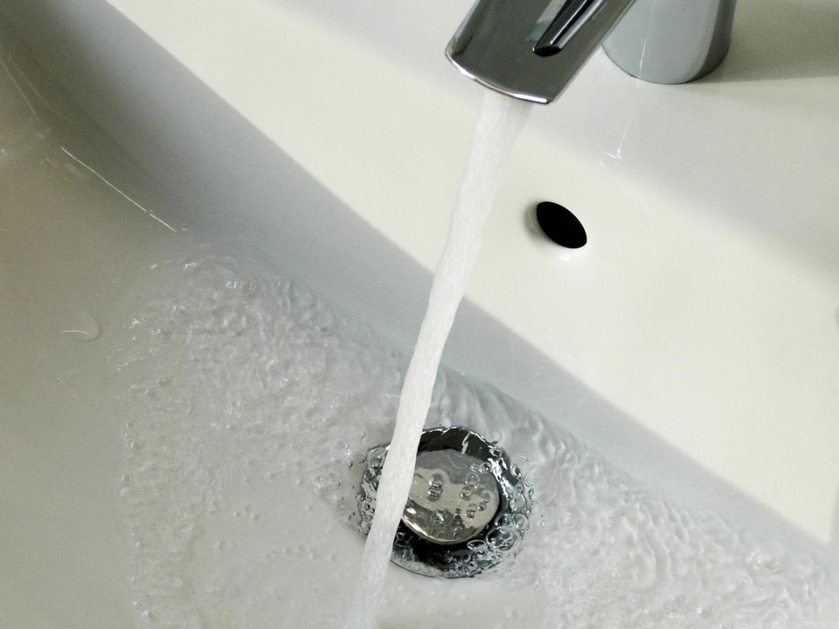 Überlauf am Waschbecken reinigen: Mit dem Spritzen-Trick geht es ganz schnell