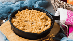 Raclette-Pfännchen mit Apfel und Streusel.